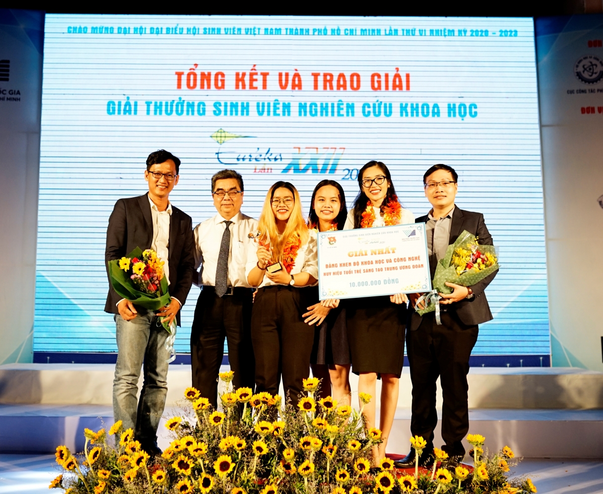 PGS. TS Nguyễn Ngọc Điện – Hiệu trưởng HSU (thứ 2 từ trái qua) chúc mừng giảng viên, sinh viên HSU đạt giải.